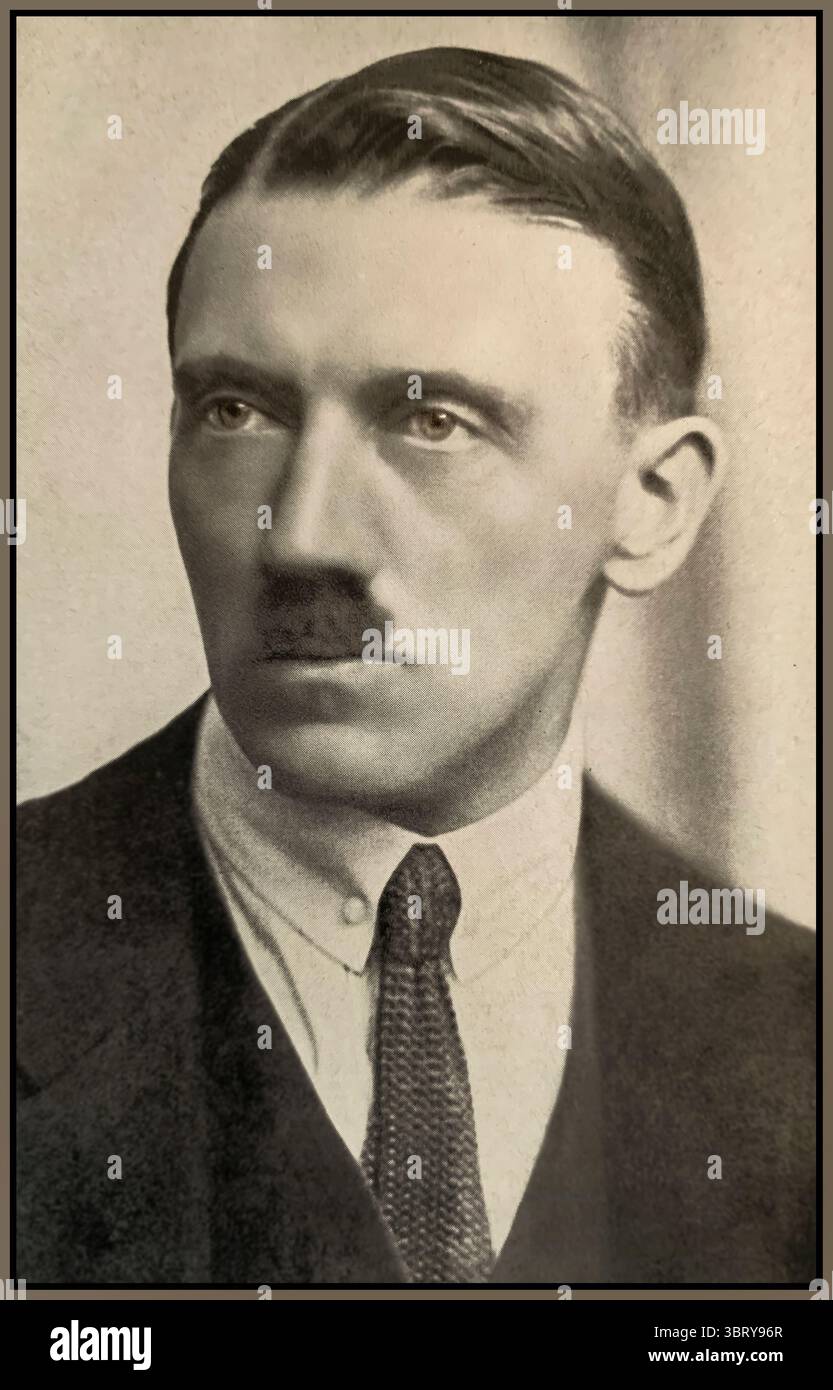 Adolf Hitler formelles Porträt Kopf und Schultern junger Mann in den 1920 1920er Jahren Niederlage und dann Demütigung in Versailles stellte sein gesamtes Wertgefühl heraus. Noch in der Armee wurde Hitler entsandt, um über eine aufstrebende rechtsextreme Gruppe, die Deutsche Arbeiterpartei (später in Nazi-Partei umbenannt), zu berichten. Als er mit ihren nationalistischen, antisemitischen Überzeugungen einverstanden war, schloss er sich an. Stockfoto