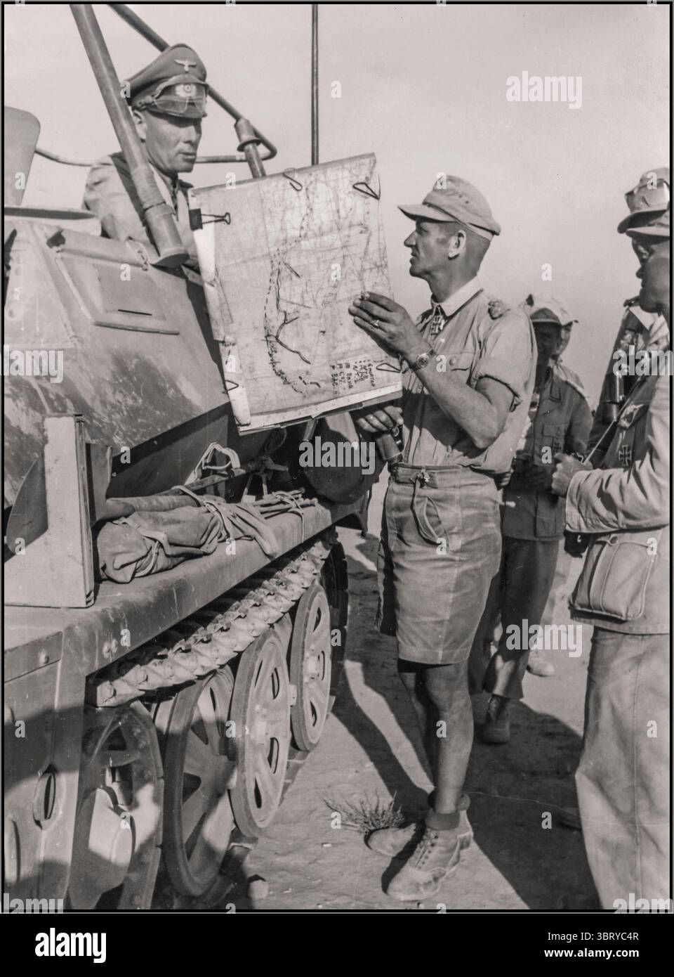 ROMMEL der Wüstenfuchs mit seinem Wehrmacht-Afrika-Korps (DAK) während des Zweiten Weltkrieges am 16. Februar 1941 beteiligte sich deutsche Truppen in Libyen am Nordafrikanischen Feldzug. Das Afrika Korps kapitulierte am 13. Mai 1943 in Tunesien. Nordafrika. Feldmarschall Erwin Rommel führte während des Zweiten Weltkriegs deutsche Expeditionstruppen in Nordafrika an Stockfoto