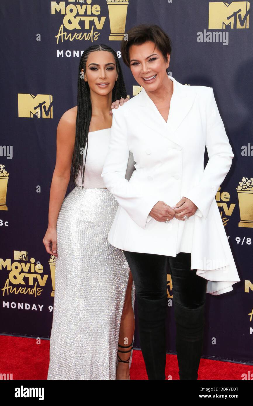 16. Juni 2018 - Santa Monica, Kalifornien, USA - die TV-Persönlichkeiten Kim Kardashian und Kris Jenner nehmen an den MTV Movie and TV Awards 2018 im Barker Hangar Teil. (Bild: © Alexander G. Seyum via ZUMA Wire) Stockfoto