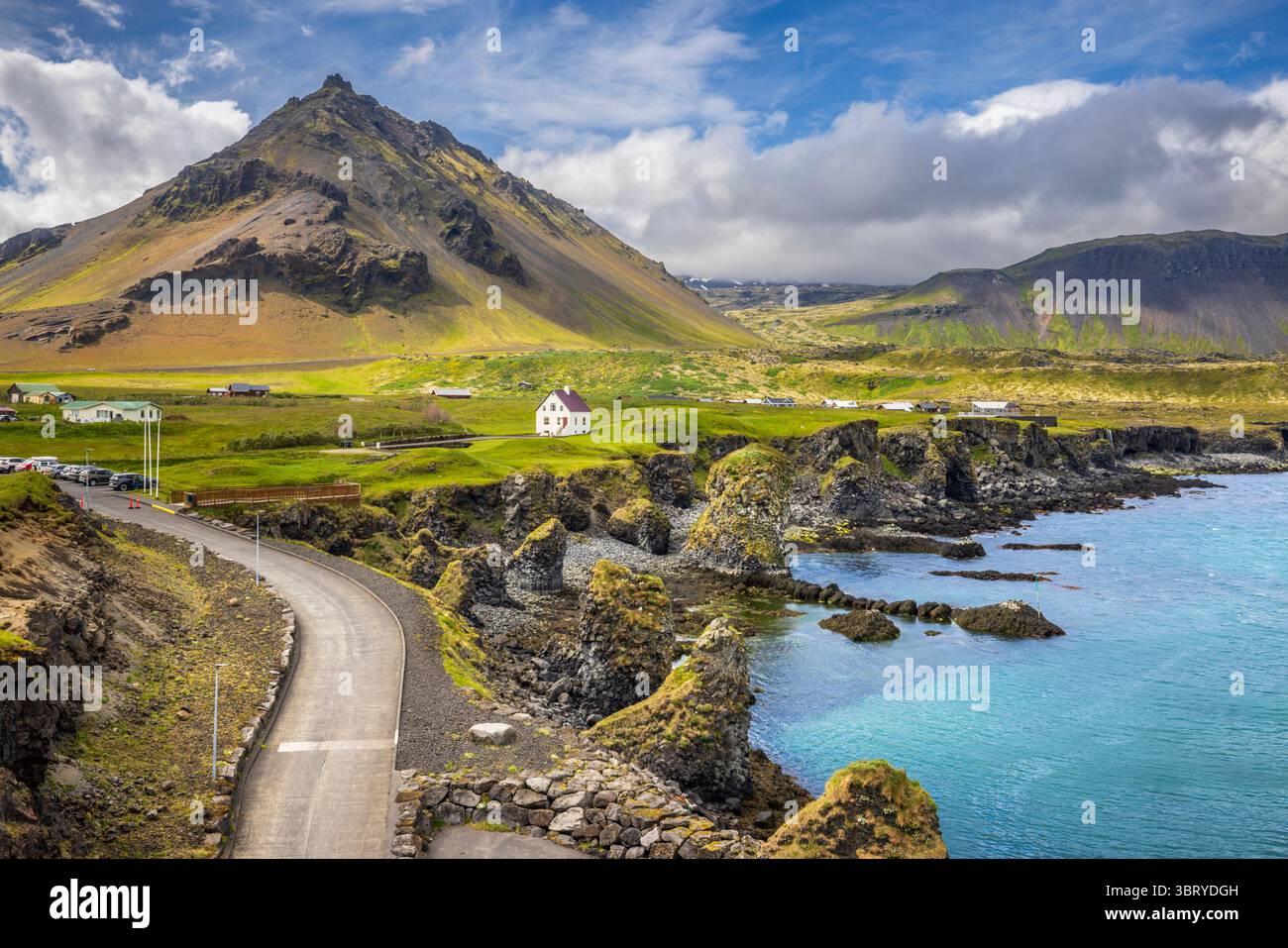 Arnarstapi Hafen mit Stapafell Vulkanberg im Hintergrund, Westisland Stockfoto