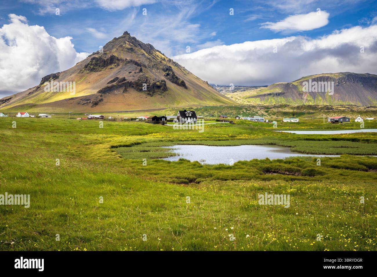 Arnarstapi Dorf mit Stapafell Vulkanberg im Hintergrund, Westisland Stockfoto