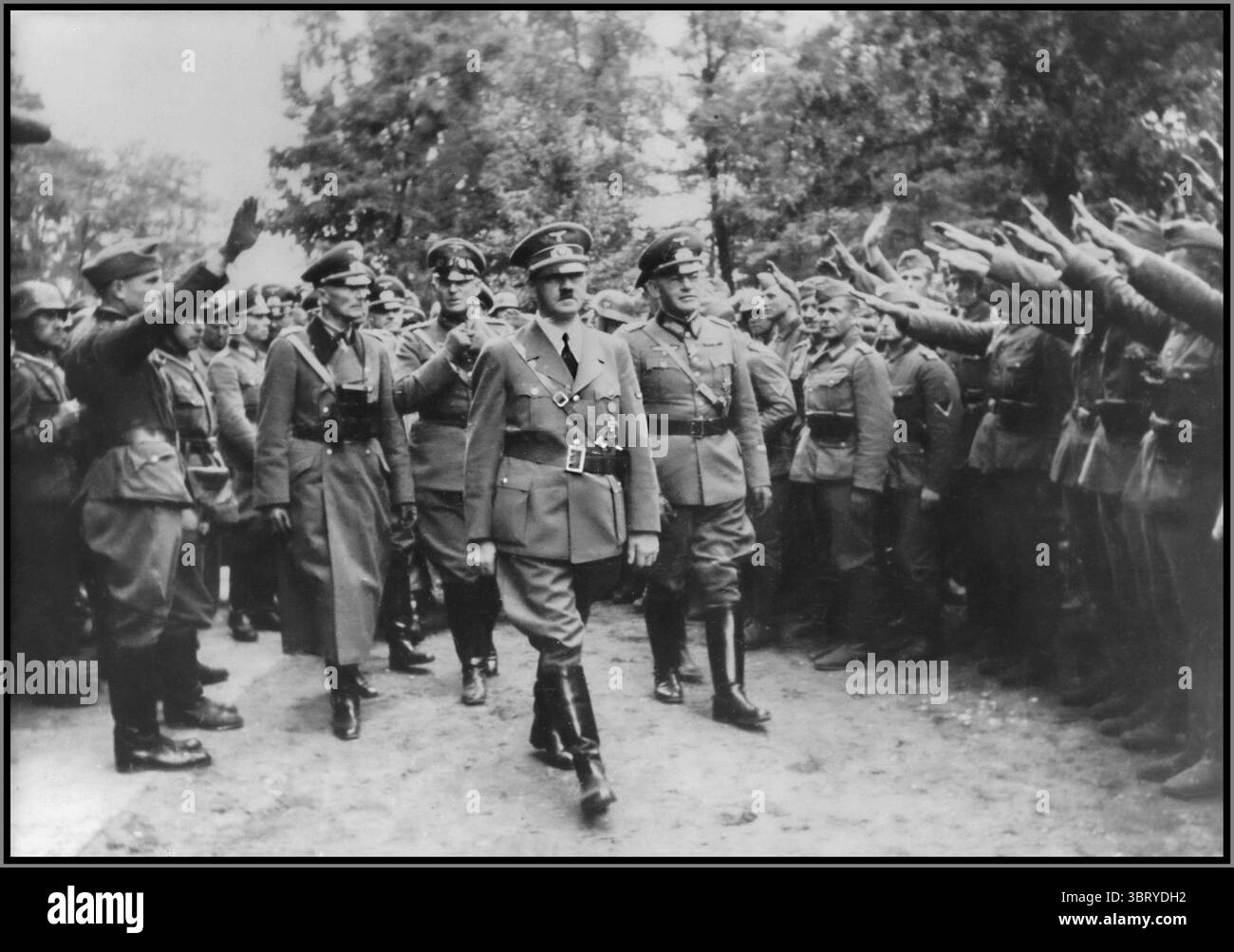 Adolf Hitler bei der Armeegruppe Nord im Gebiet zwischen Warschau und Minsk (ca. 50 km östlich der polnischen Hauptstadt), der an einer Front von (Heil Hitler-Soldaten grüßt; hinter Hitler Heeresgruppenführer Oberst General Fedor von Bock und Oberst General Wilhelm Keitel, 1939 Stockfoto