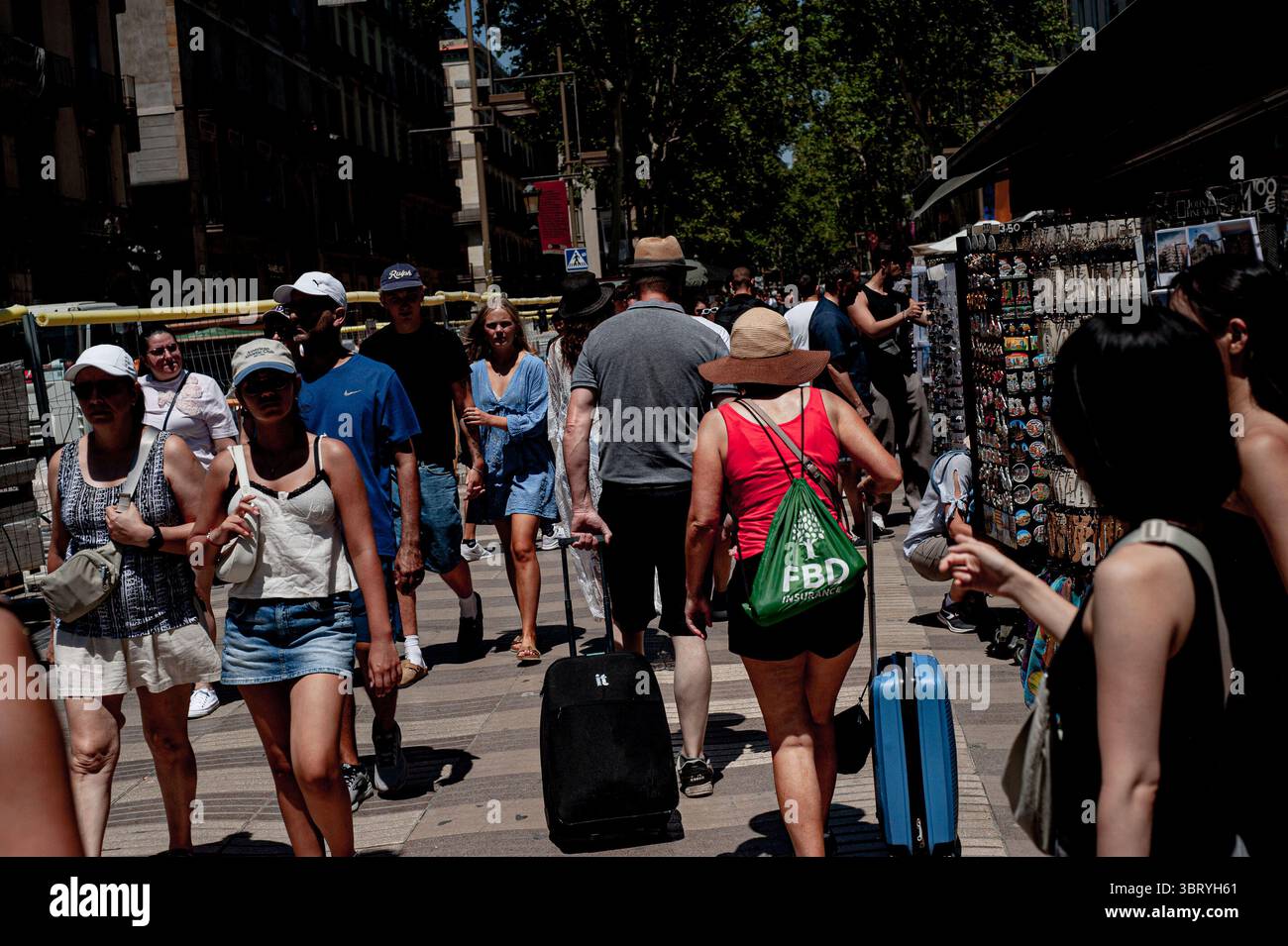 Barcelona, Spanien. 14. Juli 2025: Touristen schleppen fahrbare Koffer entlang der Rambla in Barcelona, einem der meistbesuchten Hotspots in der katalanischen Hauptstadt. Quelle: Jordi Boixareu/Alamy Live News Stockfoto