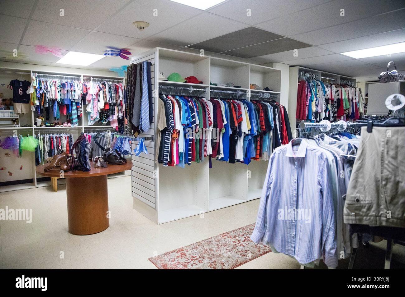 18. Juni 2018 – Chicago, IL, USA – Kleidung bleibt für die Menschen in der Kleiderkammer katholischer Wohltätigkeitsorganisationen am Montag, den 18. Juni 2018, in Chicago. Außerdem gibt es neue Duschen und eine Waschanlage für Chicagos Obdachlose, die nach Papst Franziskus' Dienst kommt. (Bild: © Courtney Pedroza/TNS via ZUMA Wire) Stockfoto