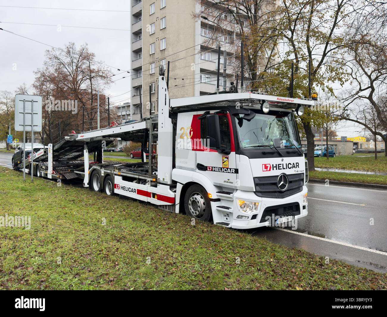 Ostrava, Tschechien - 28. November 2024: Mercedes-Benz Actros 2346 Carrier Truck der Firma L7 Helicar liefert ein Fahrzeug Stockfoto