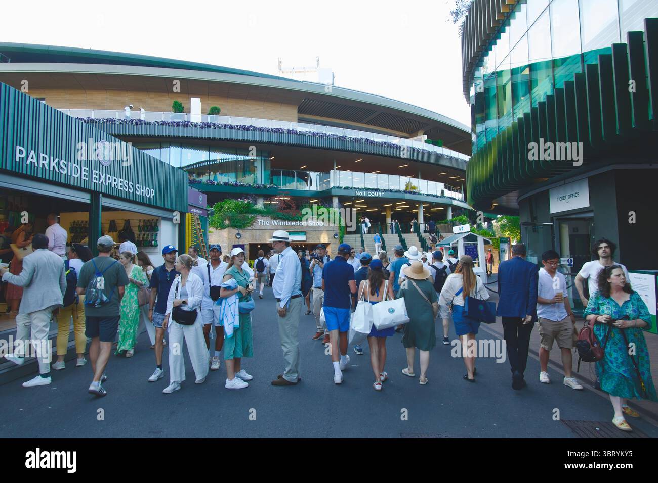 Leute gehen vor dem Parkside Express Shop Court mit Platz 1 im Hintergrund All England Lawn Tennis Club Wimbledon London England UK Stockfoto