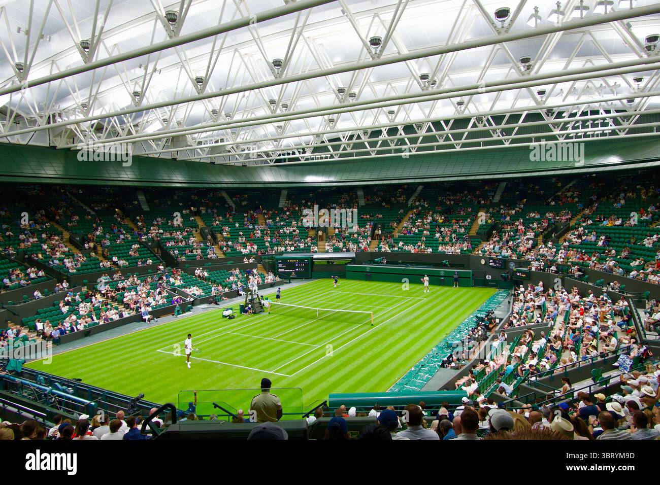 Das Spiel am Abend der ersten Runde zwischen Giovanni Mpetshi Perricard und Taylor Fritz im All England Tennis Club Wimbledon London England UK Stockfoto