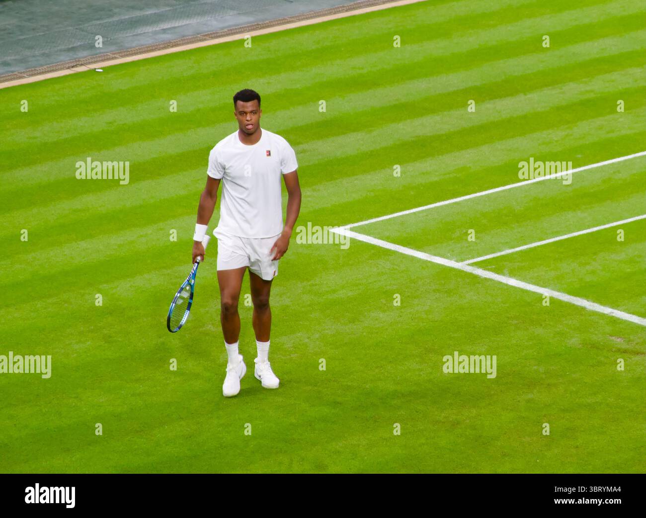 Giovanni Mpetshi Perricard während seines ersten Rundenspiels gegen Taylor Fritz am Court All England Tennis Club Wimbledon London England UK Stockfoto
