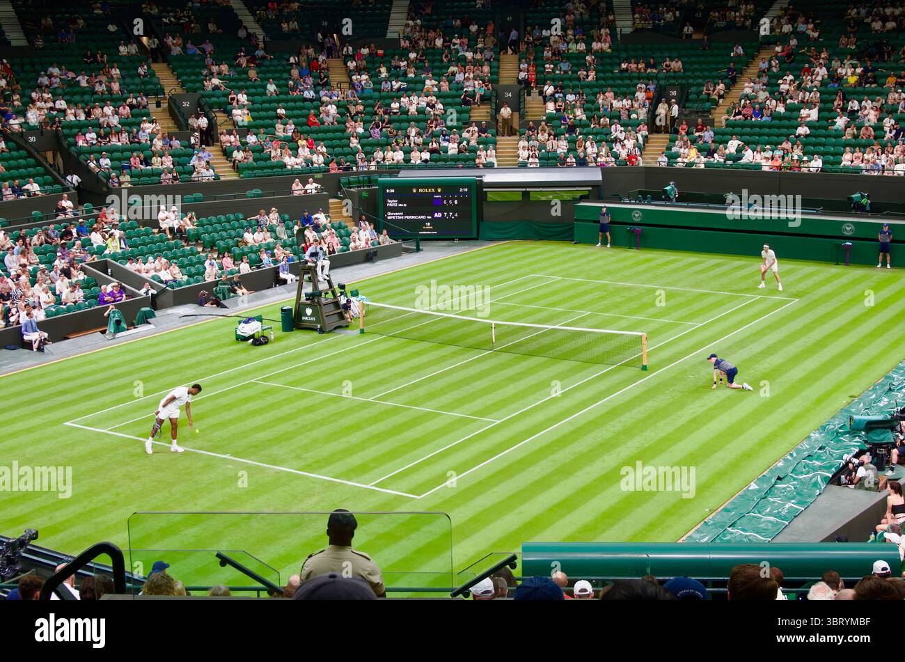 Das Spiel am Abend der ersten Runde zwischen Giovanni Mpetshi Perricard und Taylor Fritz im All England Tennis Club Wimbledon London England UK Stockfoto
