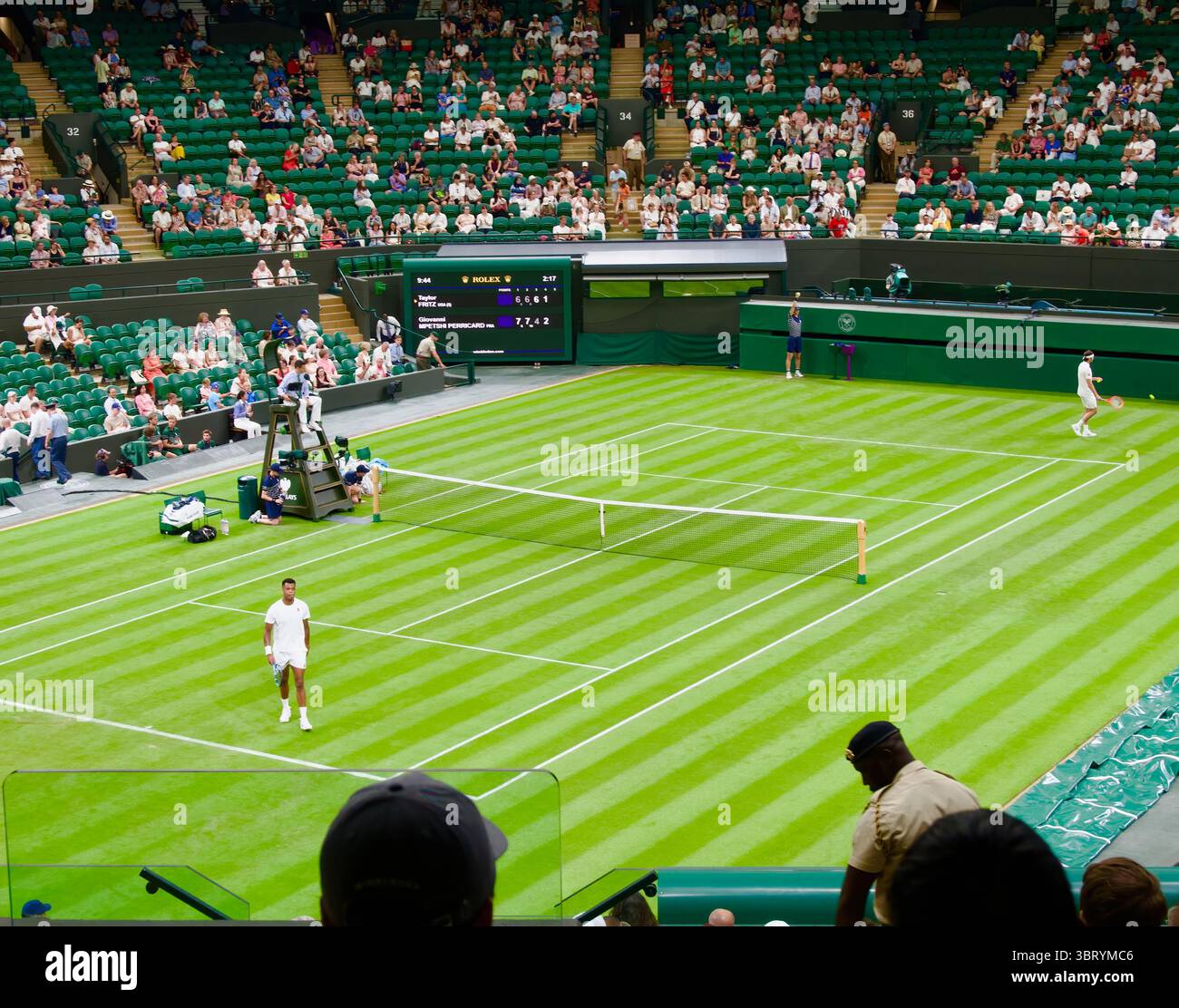 Das Spiel am Abend der ersten Runde zwischen Giovanni Mpetshi Perricard und Taylor Fritz im All England Tennis Club Wimbledon London England UK Stockfoto