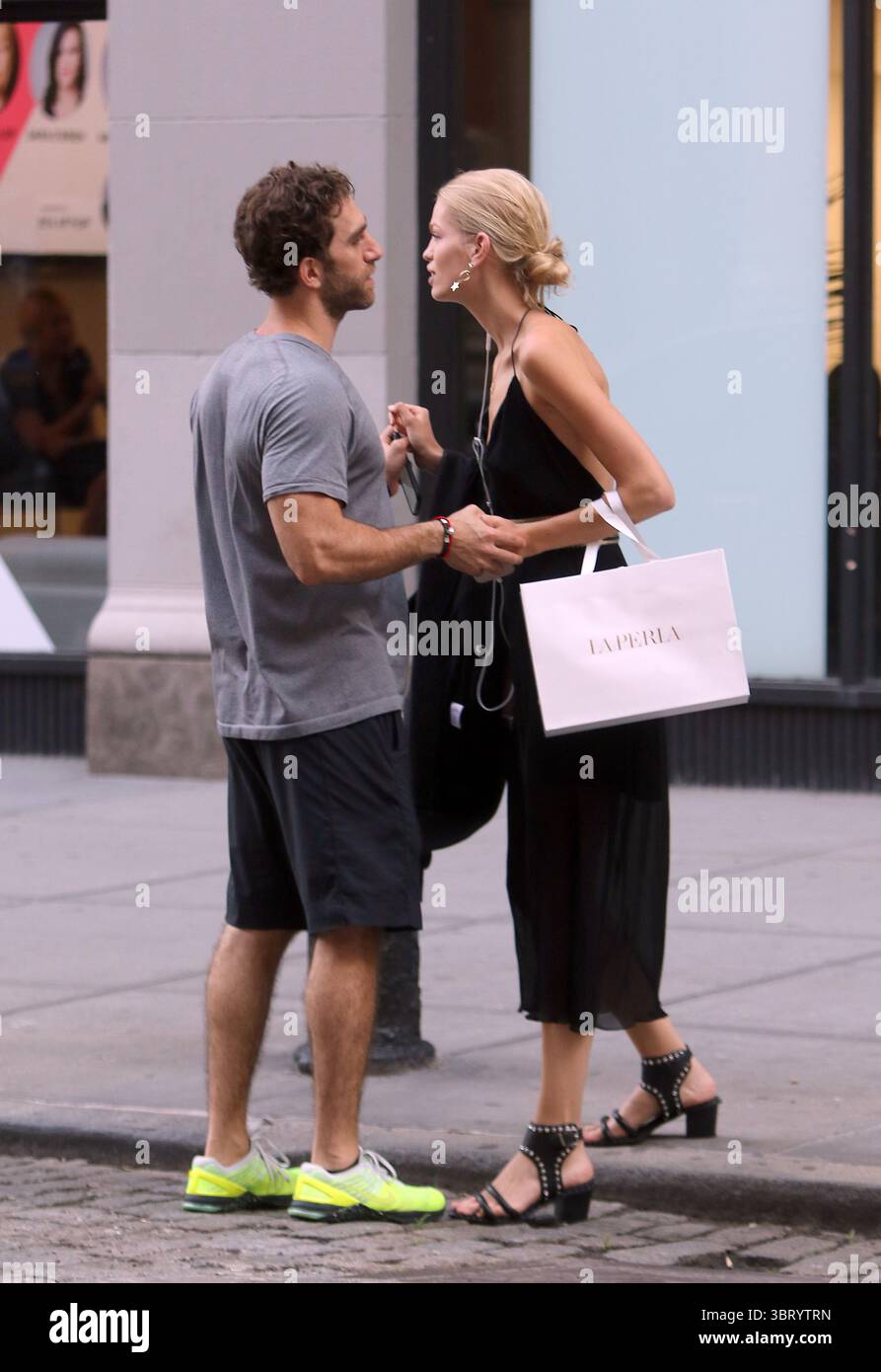 21. Juni 2018 - New York, New York, Vereinigte Staaten - das niederländische Model Daphne Groeneveld geht in La Perla einkaufen und trifft dann am 21. Juni 2018 in New York City einen Freund in Noho..... Daphne war kürzlich auf dem Cover der französischen Vogue und ist derzeit das Gesicht von Jean Paul Gaultier Classique Fragrance und Tom Ford Beauty (Credit Image: © John Sheene/Ace Pictures via ZUMA Press) Stockfoto