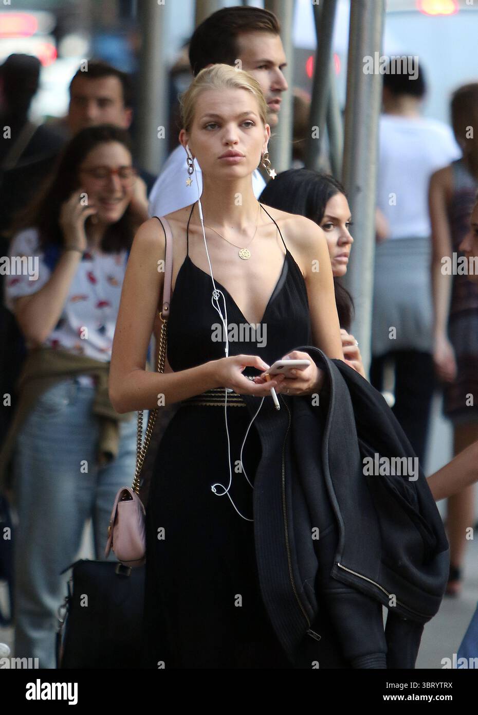 21. Juni 2018 - New York, New York, Vereinigte Staaten - das niederländische Model Daphne Groeneveld geht in La Perla einkaufen und trifft dann am 21. Juni 2018 in New York City einen Freund in Noho..... Daphne war kürzlich auf dem Cover der französischen Vogue und ist derzeit das Gesicht von Jean Paul Gaultier Classique Fragrance und Tom Ford Beauty (Credit Image: © John Sheene/Ace Pictures via ZUMA Press) Stockfoto