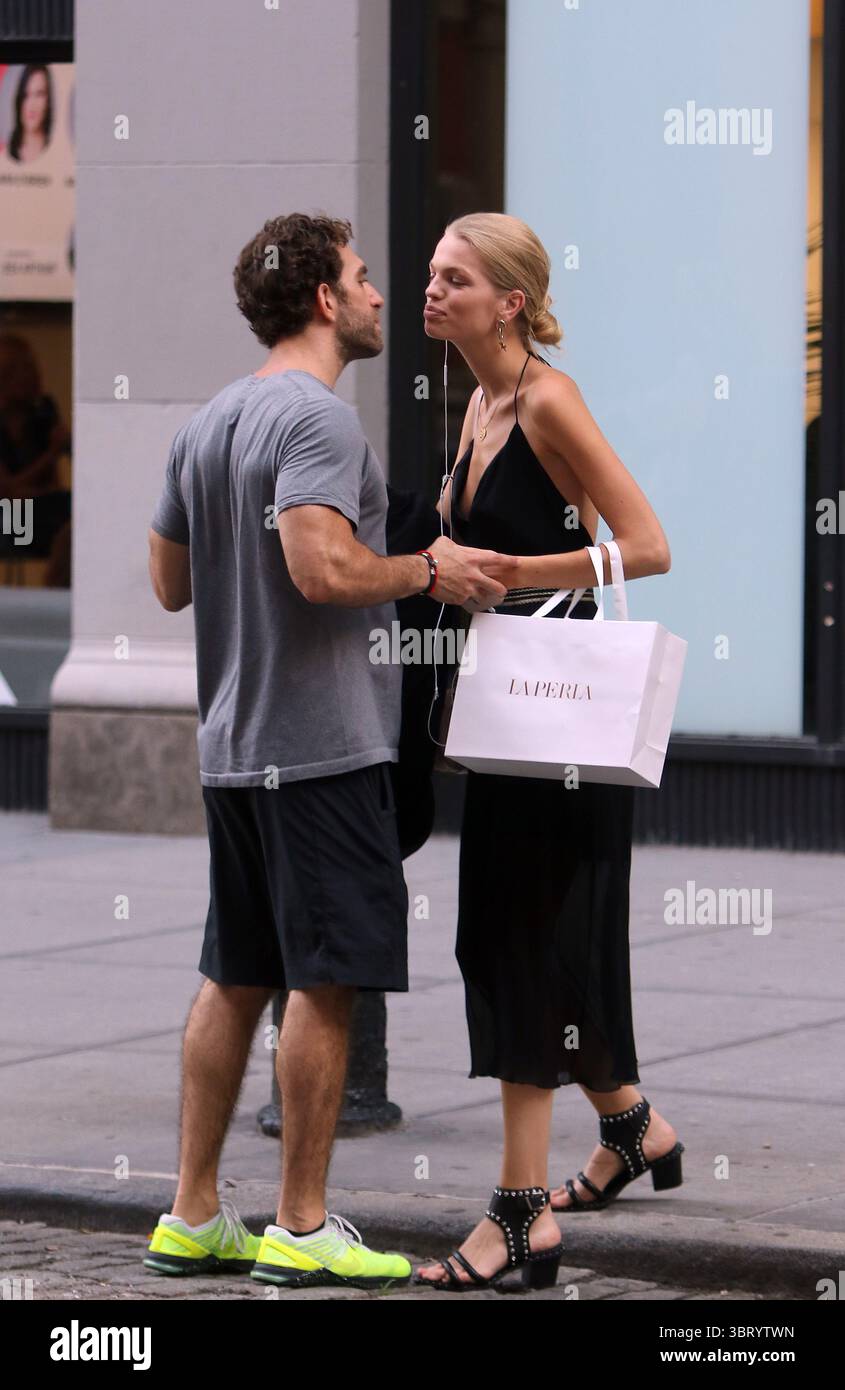 21. Juni 2018 - New York, New York, Vereinigte Staaten - das niederländische Model Daphne Groeneveld geht in La Perla einkaufen und trifft dann am 21. Juni 2018 in New York City einen Freund in Noho..... Daphne war kürzlich auf dem Cover der französischen Vogue und ist derzeit das Gesicht von Jean Paul Gaultier Classique Fragrance und Tom Ford Beauty (Credit Image: © John Sheene/Ace Pictures via ZUMA Press) Stockfoto