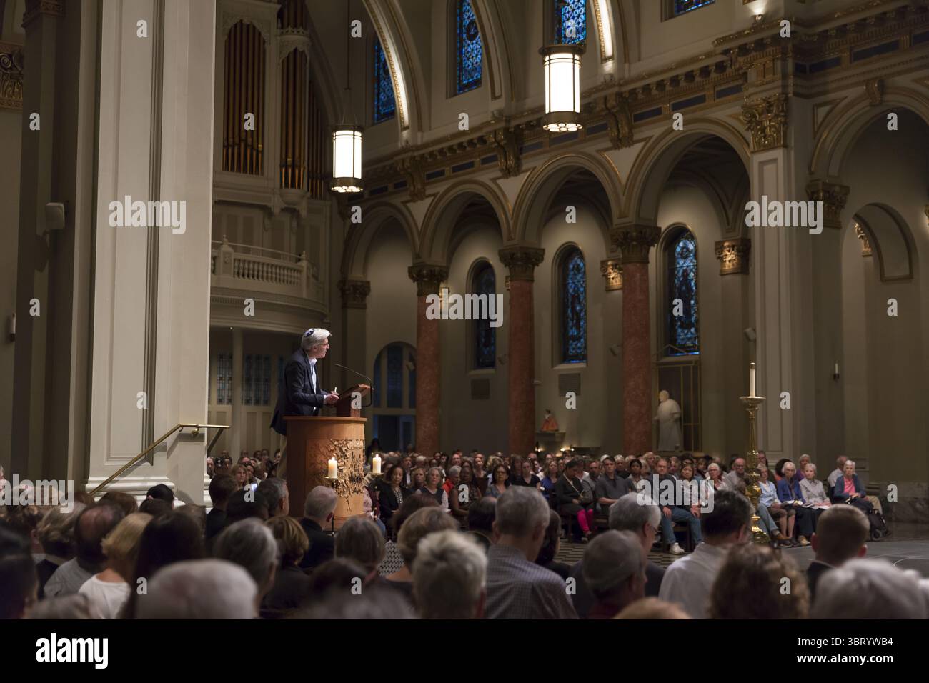 21. Juni 2018: Seattle, Washington, Vereinigte Staaten - Seattle, Washington: Ein Mitglied des Klerus spricht Unterstützer der St. James Cathedral. Hunderte von Unterstützern versammelten sich in der St. Mark's Episcopal Cathedral in Capitol Hill für ein interreligiöses Gebet und eine Mahnwache, um Migranten und Asylsuchende zu unterstützen, die in die USA kommen, und um gegen die unmenschliche Trennung von Kindern von ihren Eltern zu protestieren. Die zwei Meilen lange „Gebet und Prozession für Familien an der Grenze“ begann in der Bischofskathedrale von Saint Markâ und endete in der römisch-katholischen Kathedrale St. James in First Hill. (Bild: © Paul Gordon Via ZUMA Stockfoto