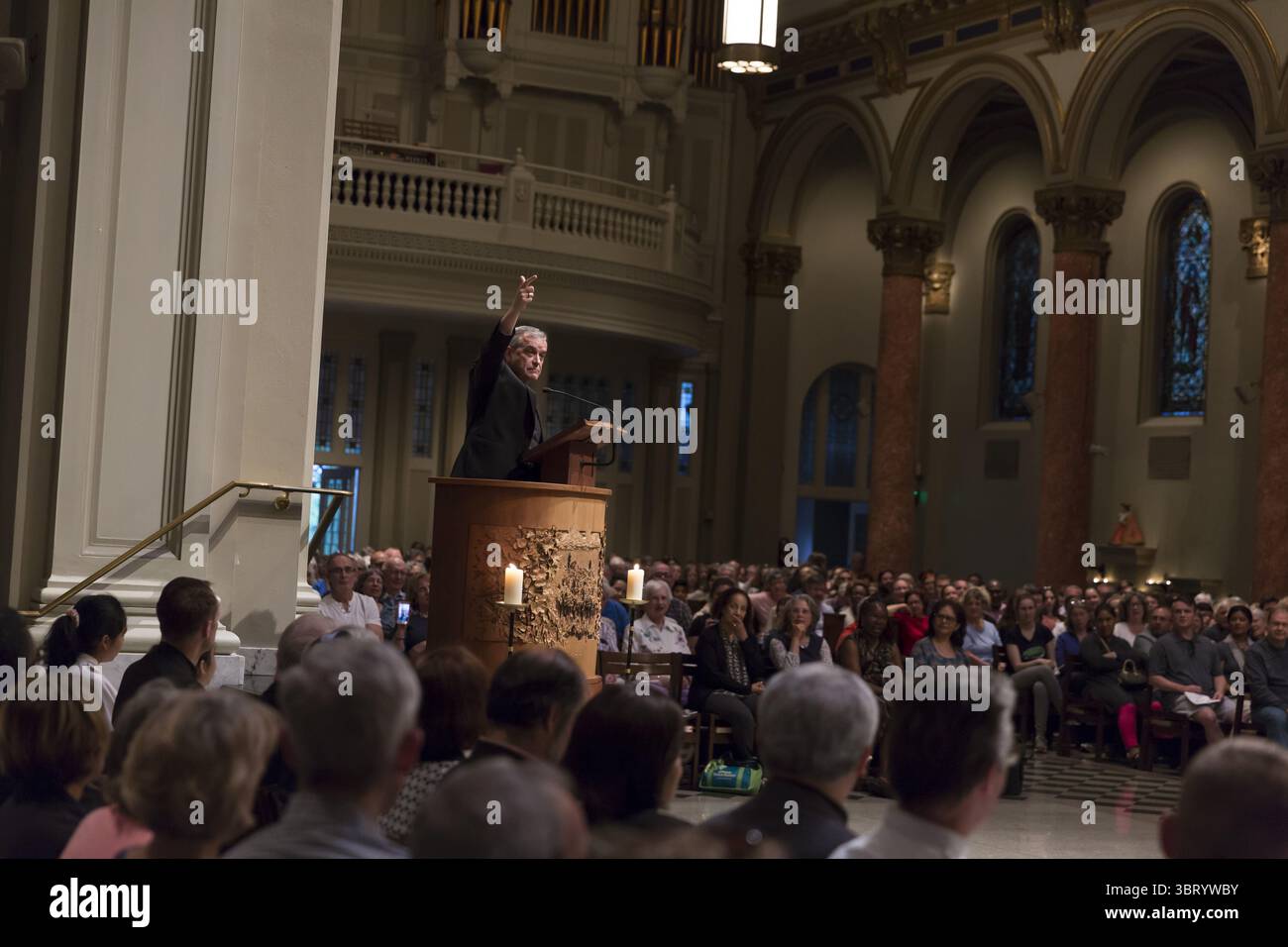 21. Juni 2018: Seattle, Washington, Vereinigte Staaten - Seattle, Washington: Ein Mitglied des Klerus spricht Unterstützer der St. James Cathedral. Hunderte von Unterstützern versammelten sich in der St. Mark's Episcopal Cathedral in Capitol Hill für ein interreligiöses Gebet und eine Mahnwache, um Migranten und Asylsuchende zu unterstützen, die in die USA kommen, und um gegen die unmenschliche Trennung von Kindern von ihren Eltern zu protestieren. Die zwei Meilen lange „Gebet und Prozession für Familien an der Grenze“ begann in der Bischofskathedrale von Saint Markâ und endete in der römisch-katholischen Kathedrale St. James in First Hill. (Bild: © Paul Gordon Via ZUMA Stockfoto