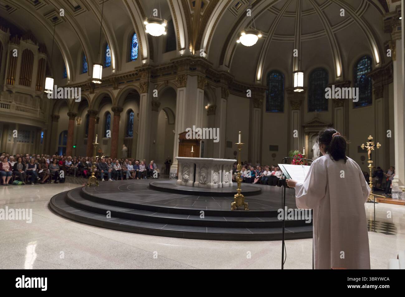21. Juni 2018: Seattle, Washington, Vereinigte Staaten - Seattle, Washington: Ein Mitglied des Klerus spricht Unterstützer der St. James Cathedral. Hunderte von Unterstützern versammelten sich in der St. Mark's Episcopal Cathedral in Capitol Hill für ein interreligiöses Gebet und eine Mahnwache, um Migranten und Asylsuchende zu unterstützen, die in die USA kommen, und um gegen die unmenschliche Trennung von Kindern von ihren Eltern zu protestieren. Die zwei Meilen lange „Gebet und Prozession für Familien an der Grenze“ begann in der Bischofskathedrale von Saint Markâ und endete in der römisch-katholischen Kathedrale St. James in First Hill. (Bild: © Paul Gordon Via ZUMA Stockfoto