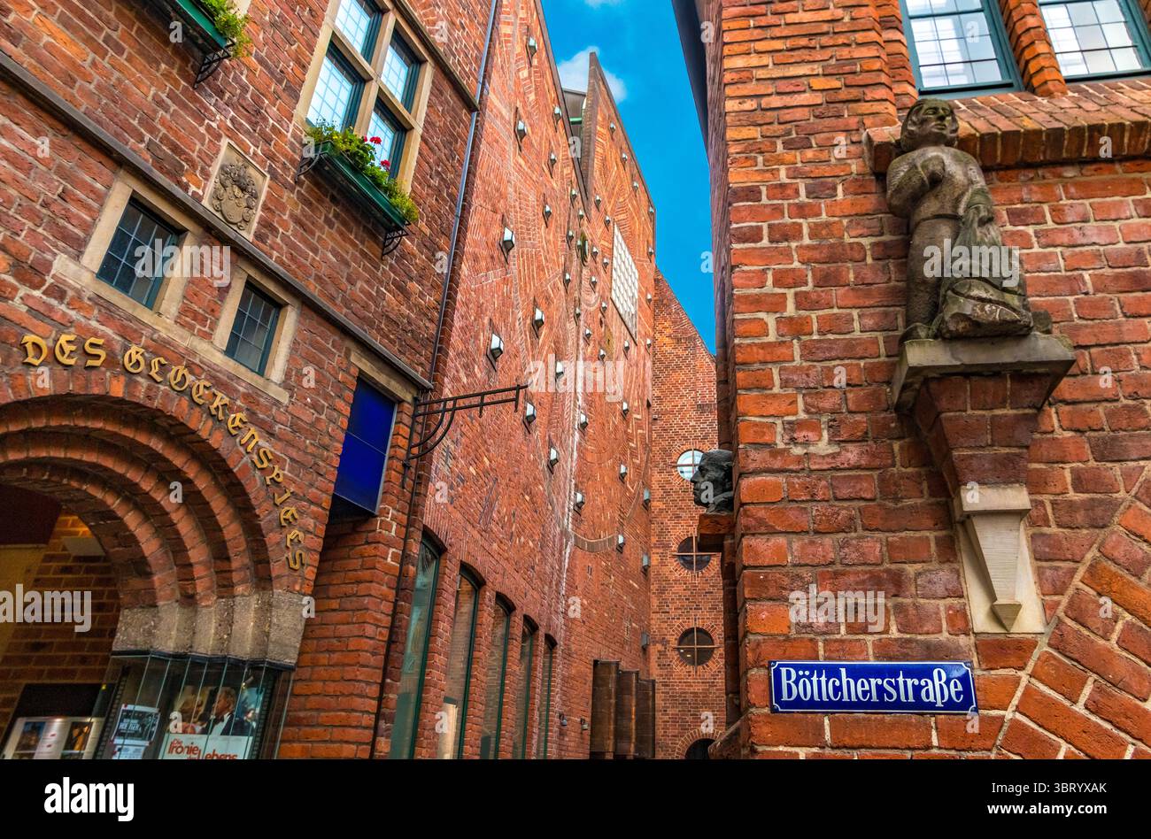 Schöner Blick auf das typisch deutsche blaue Straßenschild Böttcherstraße an der Wand des St. Petrus Hauses in Bremen. Dahinter befindet sich die berühmte Fassade des... Stockfoto
