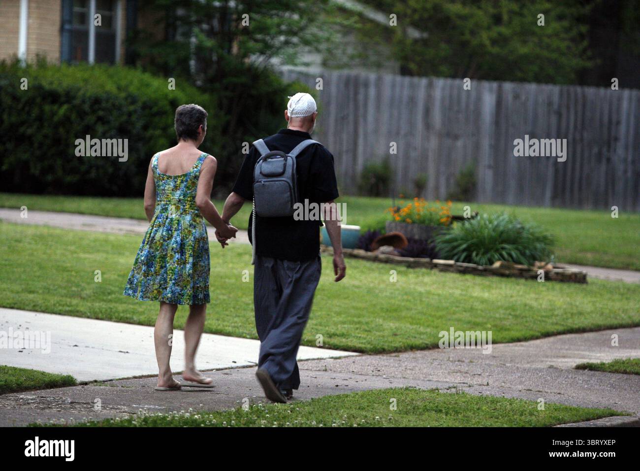 April 2016 – Memphis, Tennessee, USA – DR. ROBERT BOLDING geht mit seiner Frau Ingrid. Die Diagnose von Bolding erfolgte mit einem Glioblastoma multiforme, einem aggressiven terminalen Tumor des Hirntumors in der Weihnachtswoche im Jahr 2015. Bob lebte die meiste Zeit seines Lebens in dem Haus, in dem er mit seiner Frau Ingrid Bolding und seinen Kindern aufwuchs. Er lernte Ingrid in Deutschland kennen, als er im Dienst war. Eine der alternativen Behandlungsmethoden, die er versuchte, war ein Optune Cap, das ein elektromagnetisches Feld mit geringer Intensität abgibt, um die Teilung von Krebszellen zu stoppen oder zu verlangsamen. Er trug die Mütze etwa 18 Stunden pro Tag. Er lebte viel länger als nötig Stockfoto