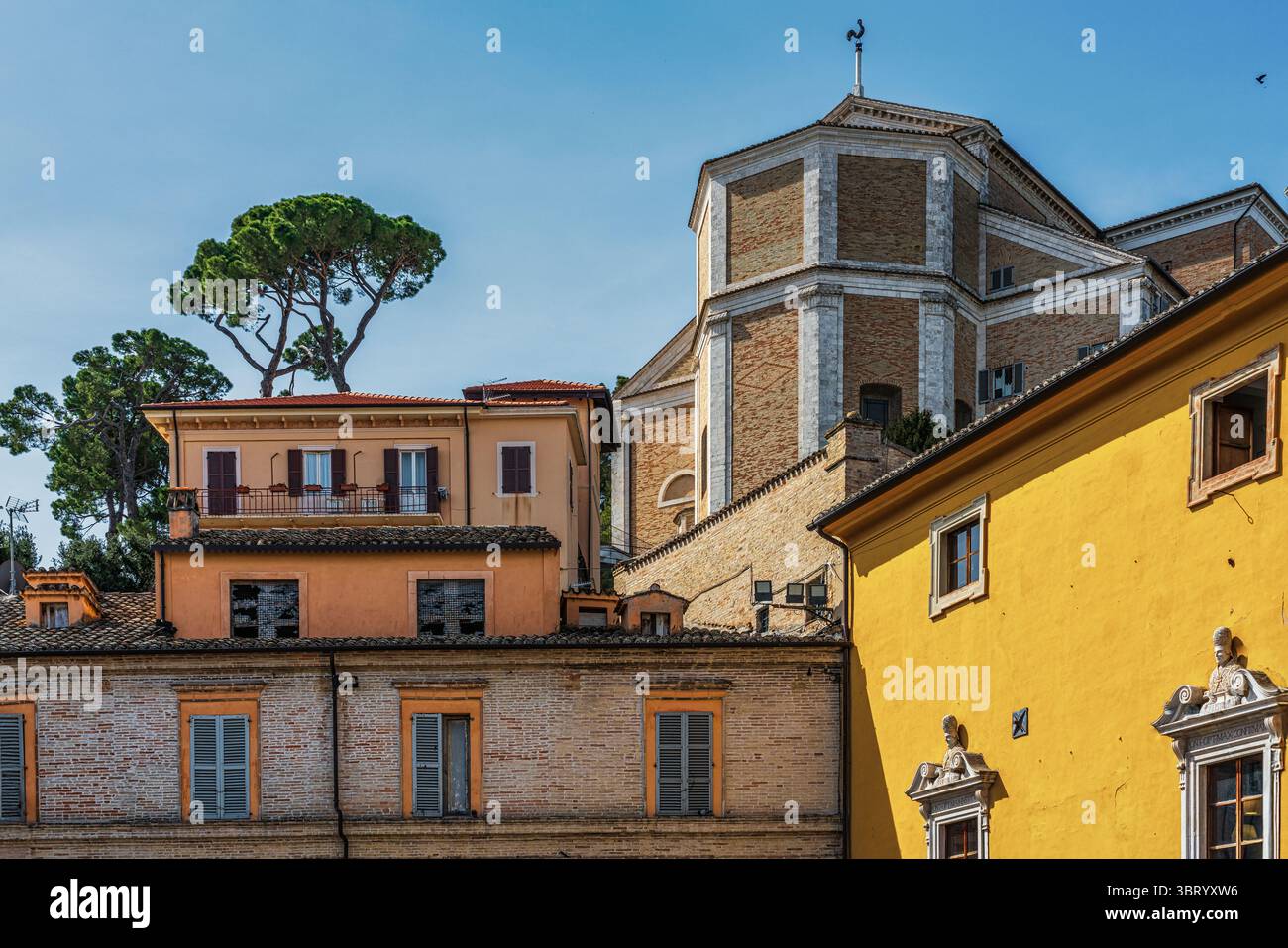 Stadtbild der mittelalterlichen Stadt Fermo, mit der Apsis der Kathedrale, die Santa Maria Assunta gewidmet ist. Fermo, Region Marken, Italien Stockfoto