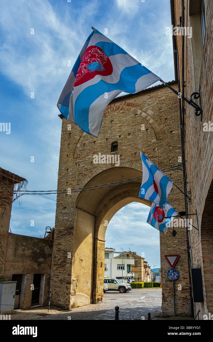 Porta Santa Caterina ist eine der Zufahrtswege zu den mittelalterlichen Mauern von Fermo. Fermo, Region Marken, Italien, Europa Stockfoto