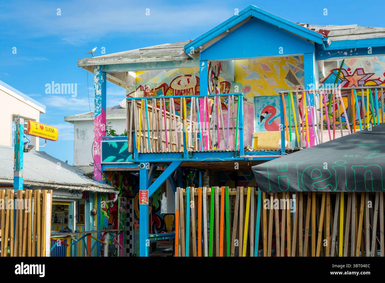 Trendige, farbenfrohe Bar in Grand Case, auf der französischen Seite der Karibikinsel Saint Martin (Sint Maarten), Westindien Stockfoto Trendige, farbenfrohe Bar in Grand Case, auf der französischen Seite der Karibikinsel Saint Martin (Sint Maarten), Westindien Stockfoto