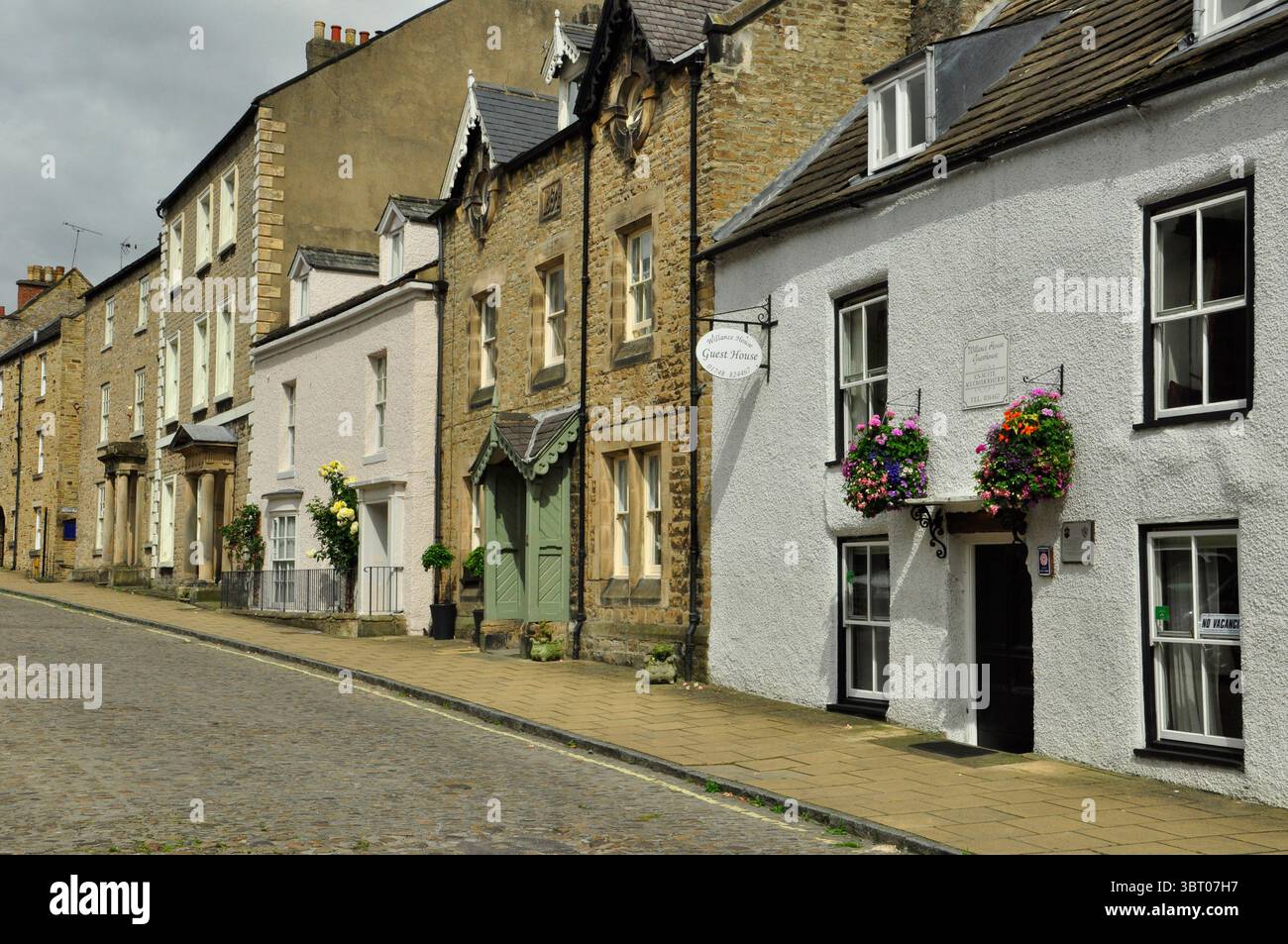 Variation im architektonischen Stil von Häusern in einer Straße in Richmond, North Yorkshire. England.UK Stockfoto