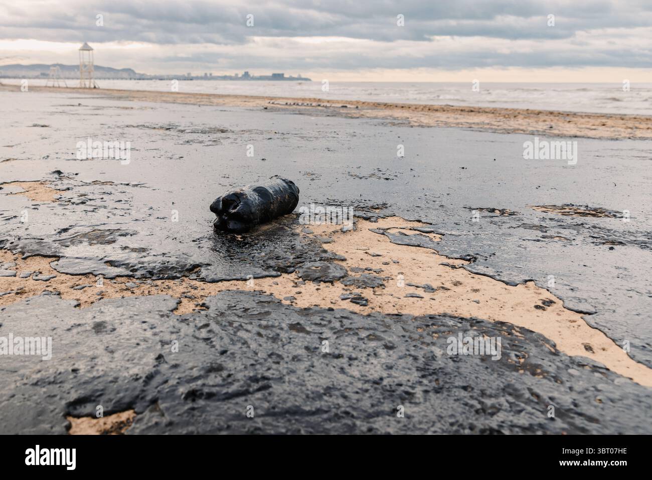 Ölpest belastet den Sandstrand mit Plastikabfällen, was die Umweltkatastrophe und die Meeresverschmutzungskrise in Anapa hervorhebt. Stockfoto