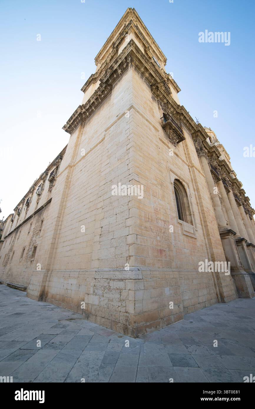 Besucher bewundern die beeindruckende Architektur der Kathedrale Santa Iglesia in Jaen, Andalusien, Spanien unter einem hellblauen Himmel. Das historische Gebäude zeigt Stockfoto
