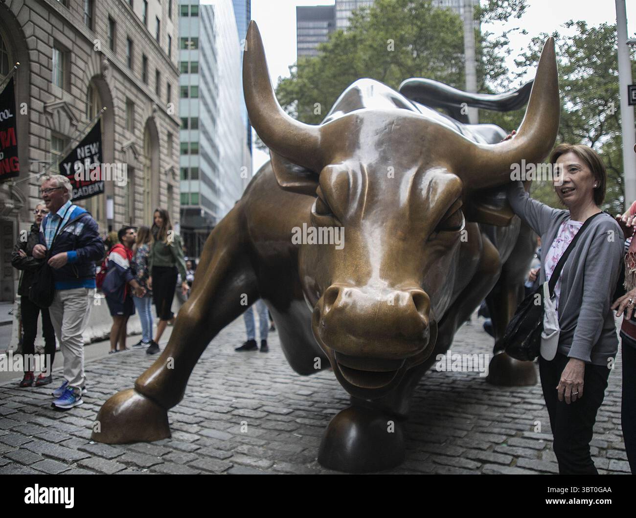 6. September 2019, Flushing Meadows, New York, Vereinigte Staaten von Amerika: Die Statue des Charging Bull 7.100 Pfund, die der in Italien geborene Künstler Arturo Di Modica 1989 erschaffen und in Lower Manhattan in New York installiert hat, wurde beschädigt, als ein Mann am Samstag, den 7. September 2019 die Hörner mit einem Metallgegenstand streichelte. Touristen posieren mit Charging Bull am Freitag, 6. September 2019. JAVIER ROJAS/PI (Bild: © Prensa Internacional Via ZUMA Wire) Stockfoto