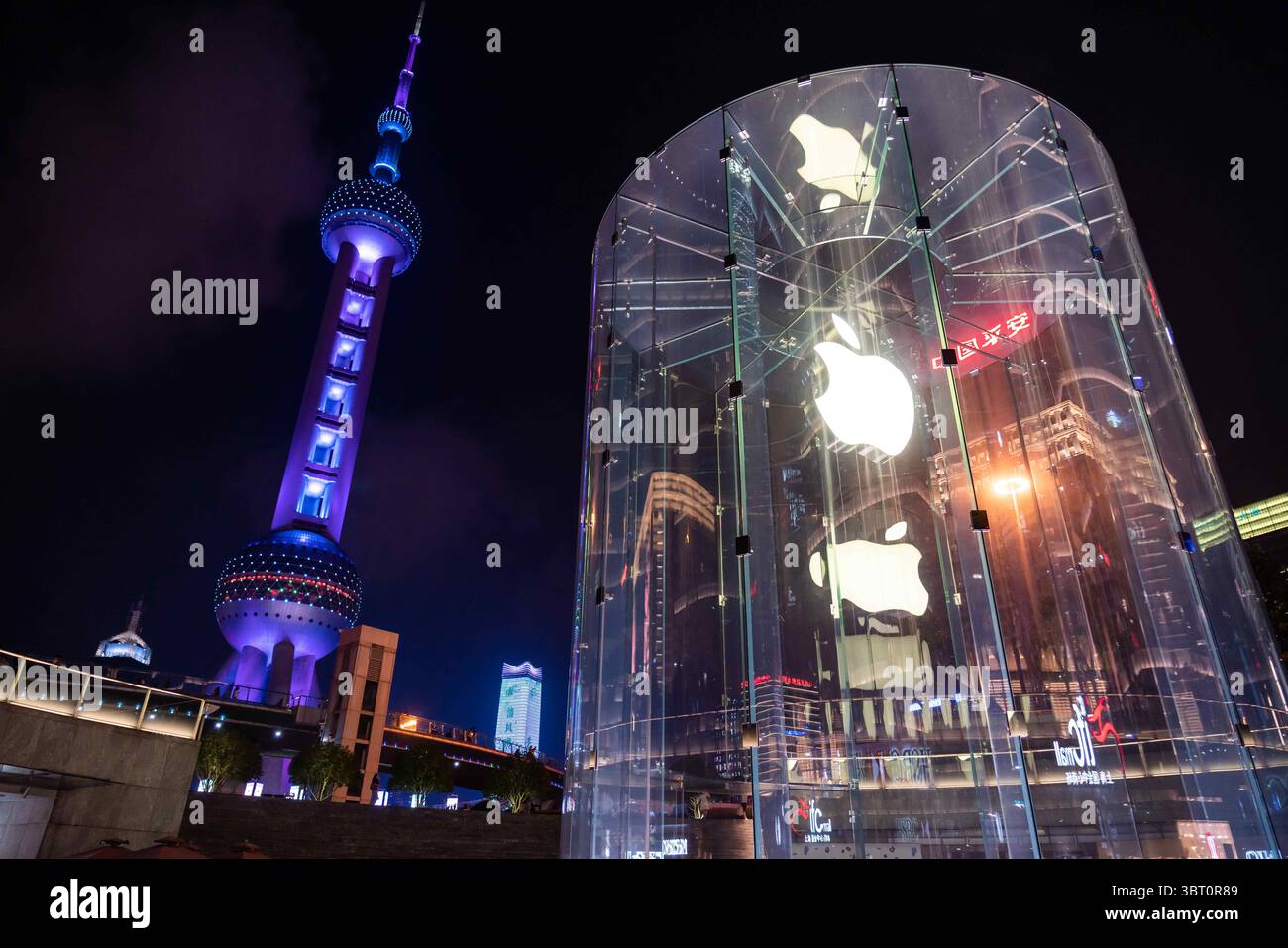 8. September 2019, Shanghai, China: Amerikanisches multinationales Technologieunternehmen Apple Store und Logo in Shanghai mit Oriental Pearl Tower im Hintergrund. (Credit Image: © Alex Tai/SOPA Images via ZUMA Wire) Stockfoto