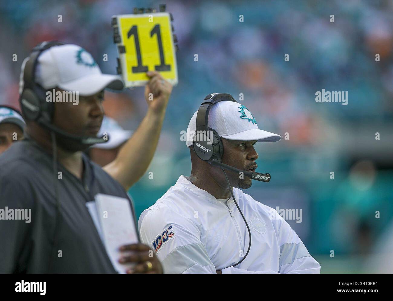 8. September 2019, Miami Gardens, MI, USA: Miami Dolphins Head Coach Brian Flores, rechts, während der letzten Minuten einer 59-10 Niederlage gegen die Baltimore Ravens im Hard Rock Stadium in Miami Gardens, Florida, am 8. September 2019. (Kreditbild: © TNS via ZUMA Wire) Stockfoto