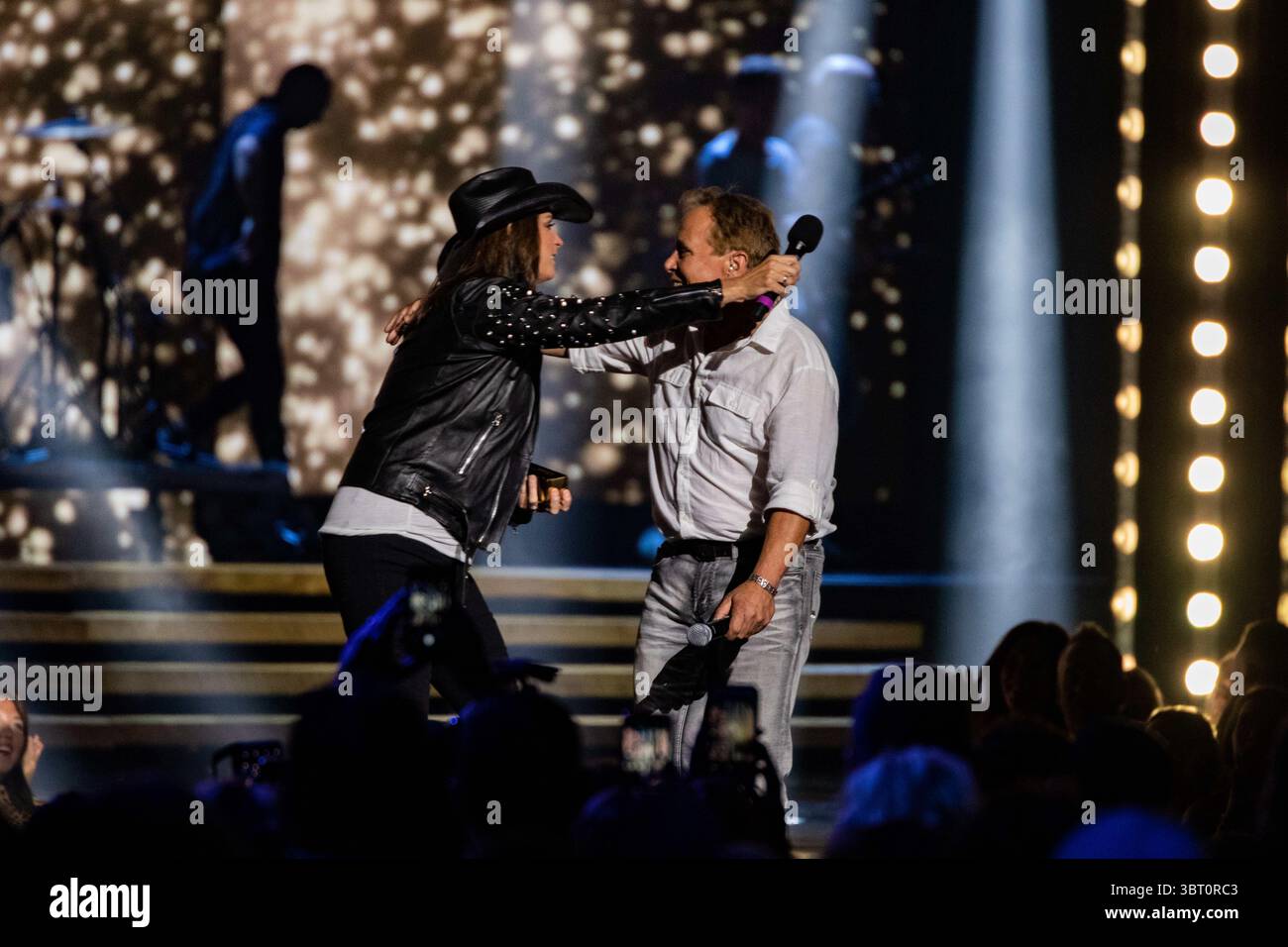 8. September 2019, Calgary, Alberta, Kanada: Terry Clarke überreichte Charlie Major während der Canadian Country Music Association Awards 2019 seinen Canadian Country Music Hall of Fame Award. (Credit Image: © Ron Palmer/SOPA Images via ZUMA Wire) Stockfoto