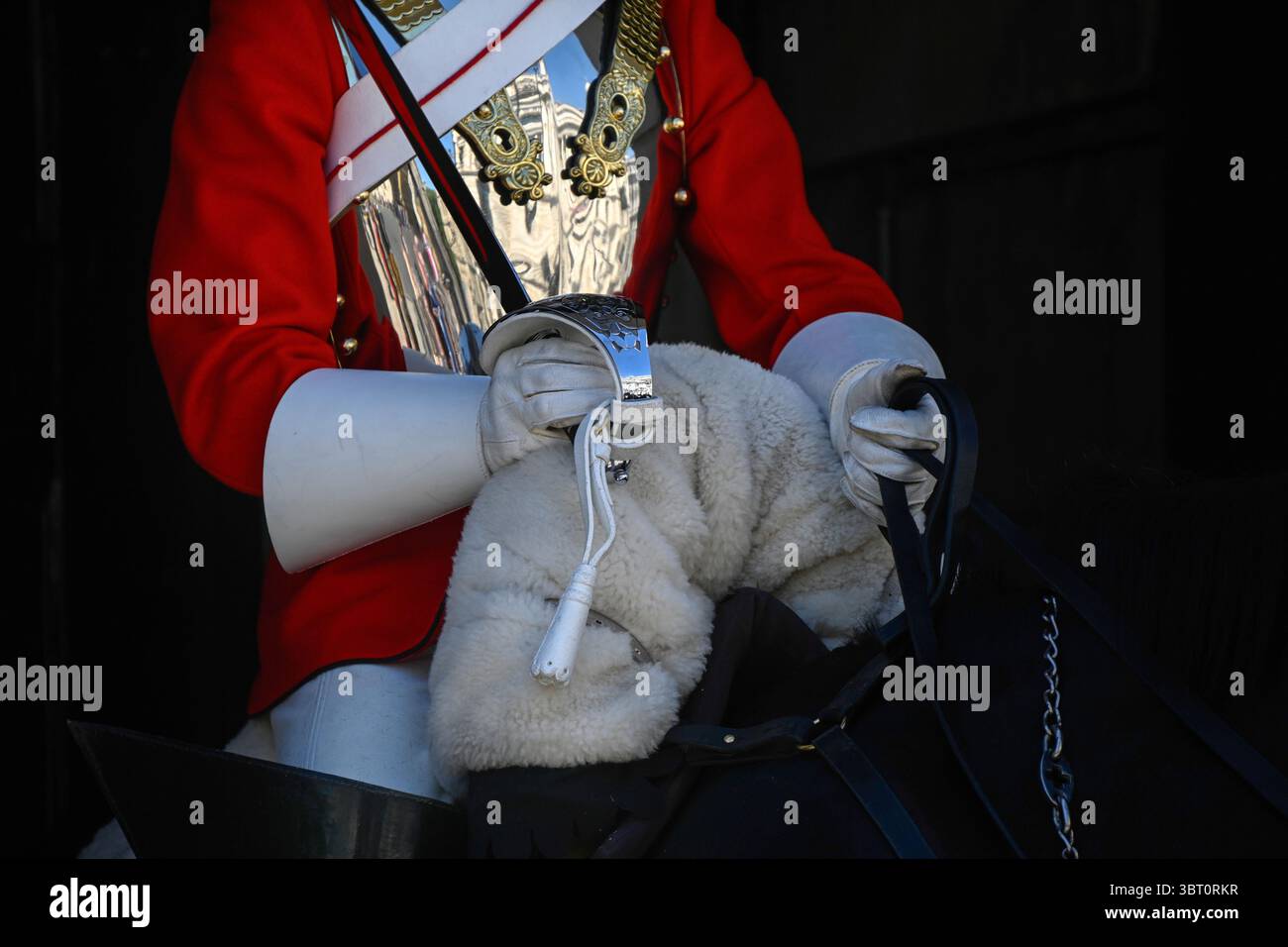 LONDON, UK – 13. MAI 2025: Teilansicht einer Rettungswache der Household Cavalry on Guard bei Horse Guards in Westminster Stockfoto