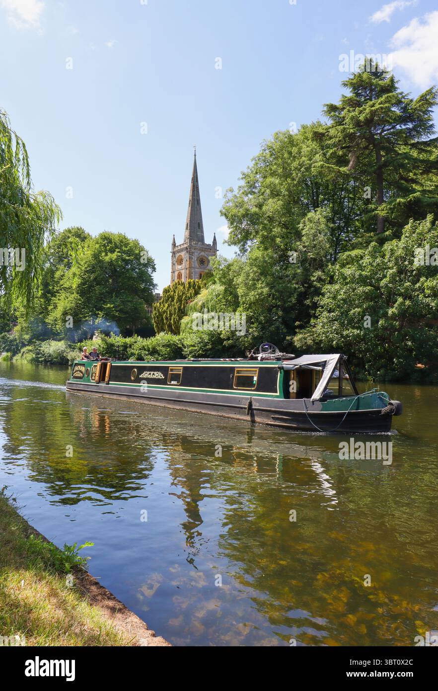 Fluss Avon mit Heiliger Dreifaltigkeitskirche im Hintergrund, Stratford-upon-Avon, Warwickshire, Großbritannien. Stockfoto