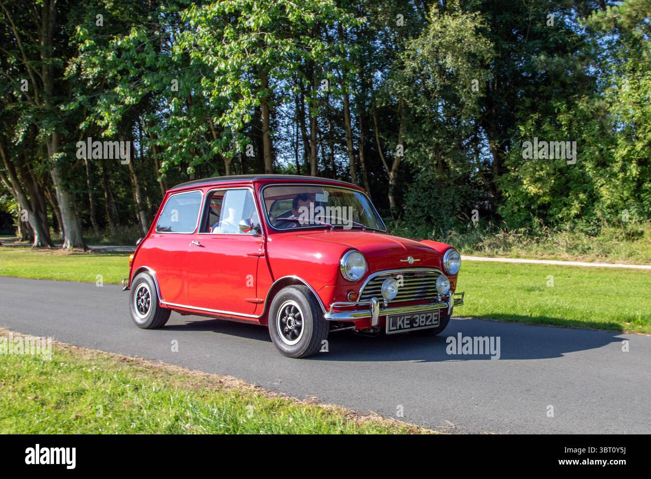 1967 60er Jahre Red Morris Mini Cooper Benzin 998 ccm; auf der Lytham Hall Mega Mini Vintage Classic und Performance, Sammler und Enthusiasten Motorshow. UK Stockfoto