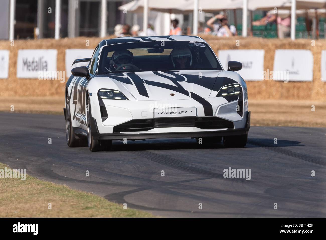 Porsche Taycan Turbo GT fährt beim Goodwood Festival of Speed 2025 die Bergsteige hinauf. Batterieelektrische Luxus-Sportlimousine Stockfoto