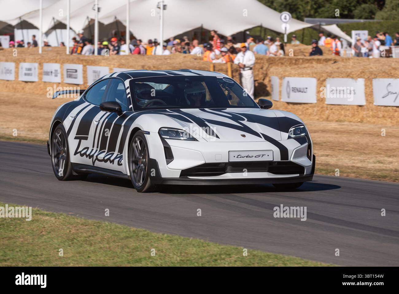 Porsche Taycan Turbo GT fährt beim Goodwood Festival of Speed 2025 die Bergsteige hinauf. Batterieelektrische Luxus-Sportlimousine Stockfoto