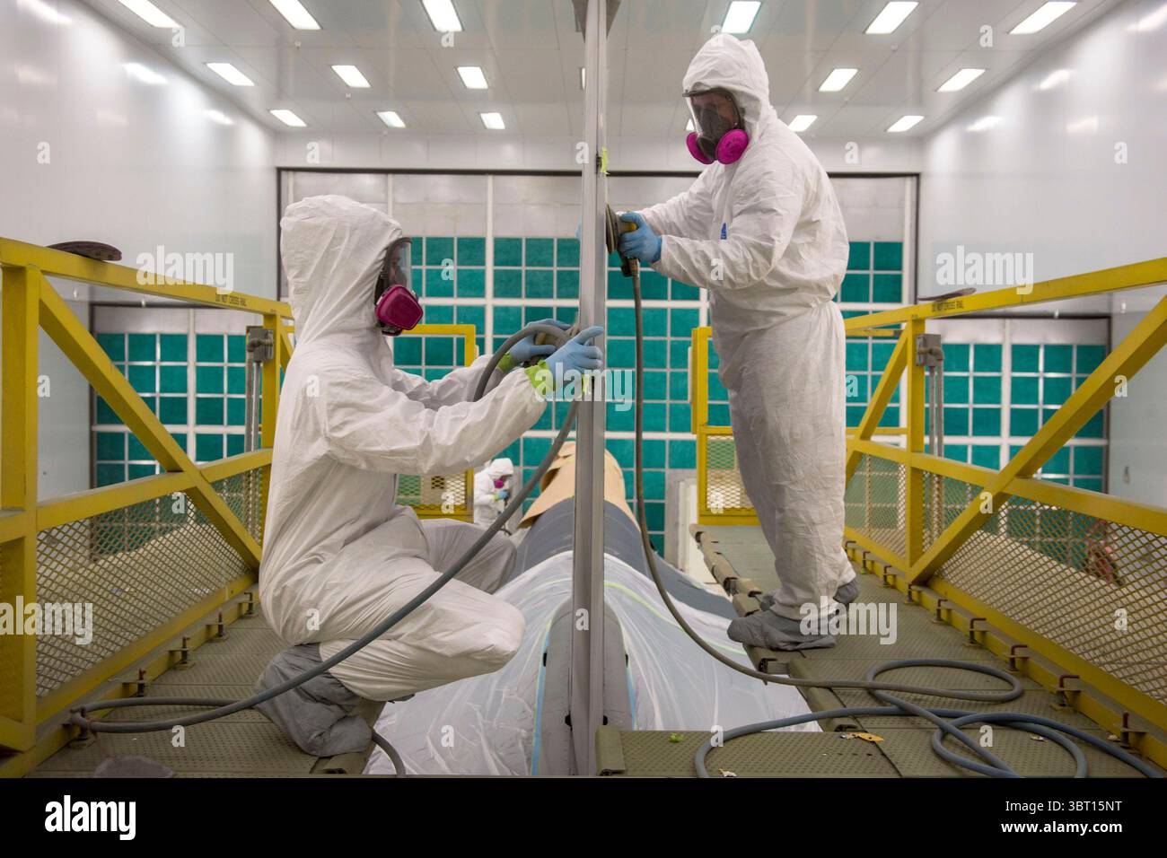 3. September 2019 - Holloman AFB, New Mexico, USA - Flieger der 49th Equipment Maintenance Squadron Corrosion Control Paint Barn fertigen ein maßgeschneidertes Lackierschema für das Flaggschiff des 49th Wing F-16 Fighting Falcon auf der Holloman Air Force Base, N.A. das Verfahren besteht aus Schleifen, Grundieren, Schablonen und Lackieren sowie weiteren Details. (Bild: © U.S. Air Force/ZUMA Wire/ZUMAPRESS.com) Stockfoto