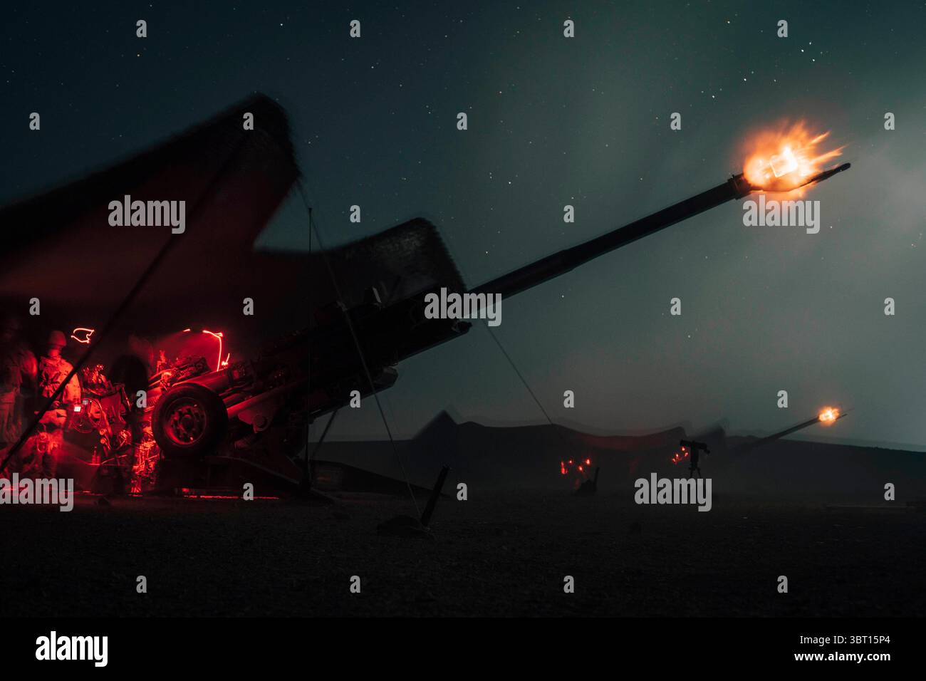 4. September 2019 – Wadi Shadiya, Jordanien – US-Marines mit Alpha-Batterie, Battalion Landing Team 3/5, 11. Marine Expeditionary Unit, führen während der Übung Eager Lion 2019 eine koordinierte Feuermission mit 155-mm-Haubitzen M777 durch. Eager Lion, die größte und komplexeste Übung des US-Zentralkommandos, bietet die Gelegenheit, Kräfte in ein multilaterales Umfeld zu integrieren, in realistischem Gelände zu operieren und die Beziehungen zwischen Militär und Militär zu stärken (Bild: © U.S. Marines/ZUMA Wire/ZUMAPRESS.com) Stockfoto