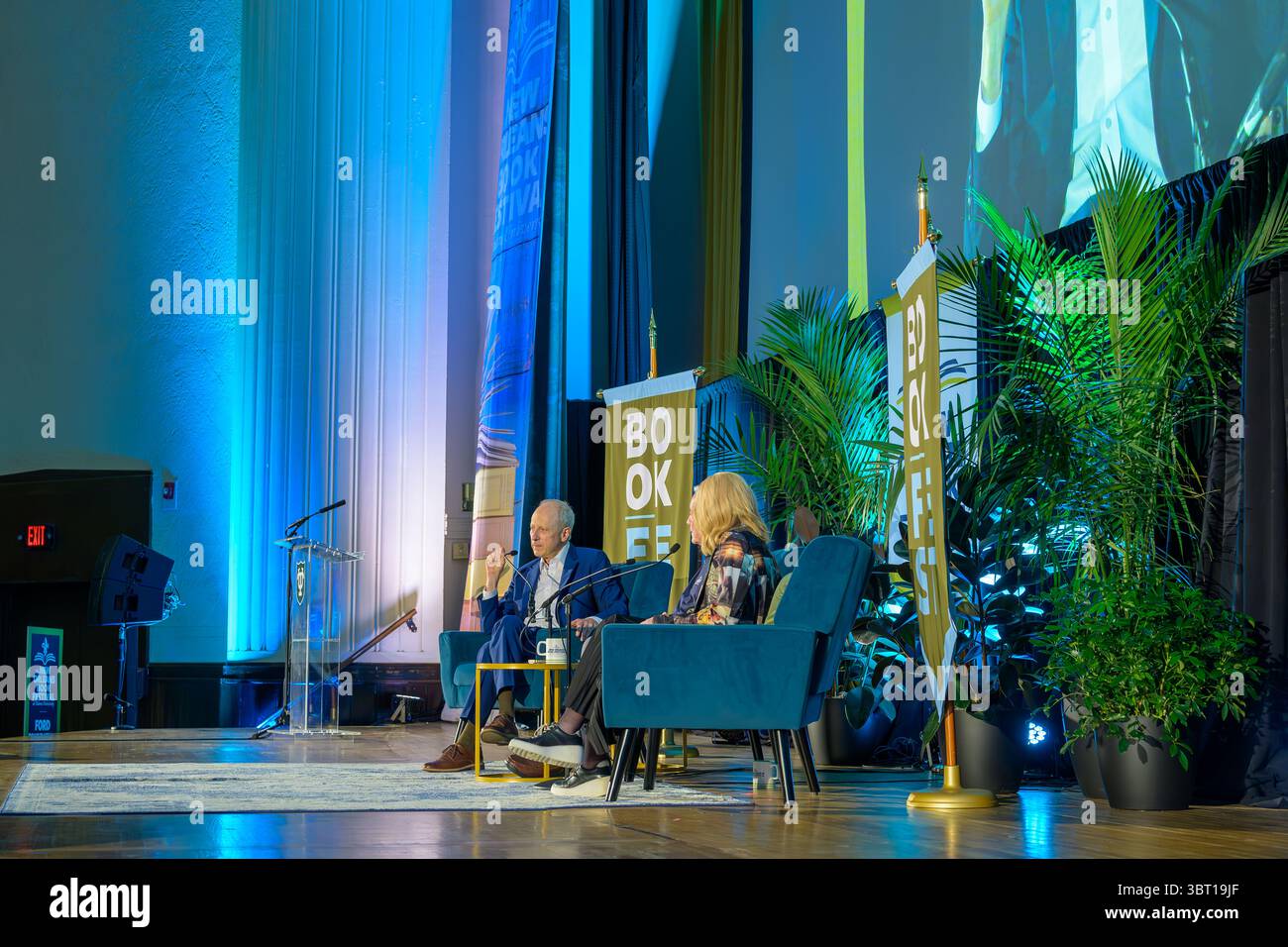 New Orleans, LA, USA - 29. März 2025: Michael Sandel beantwortet eine Frage auf einer Podiumsdiskussion mit Walter Isaacson und Doris Kearns Goodwin beim New Orleans Book Festival an der Tulane University Stockfoto