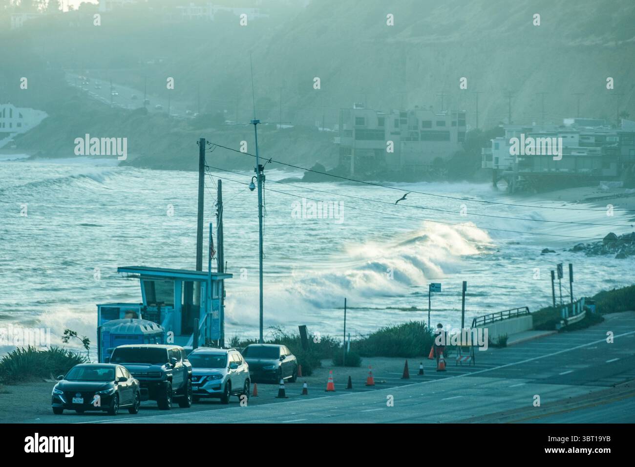 Strandhäuser und der Pacific Coast Highway, Malibu, Kalifornien, USA. Stockfoto