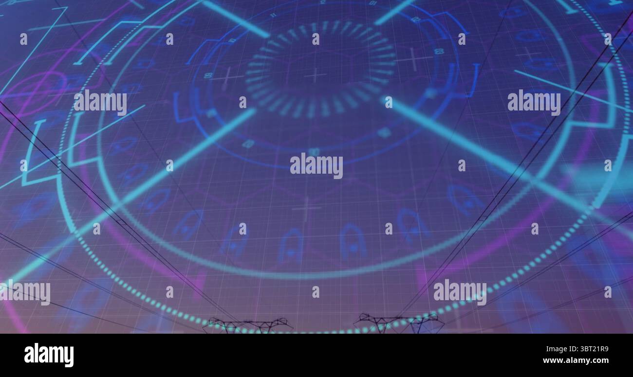 Neonblau-lila digitale Schnittstelle, die sich in das Himmelsnetz über dem Feld einfügt, mit Türmen und Stromleitungen Stockfoto