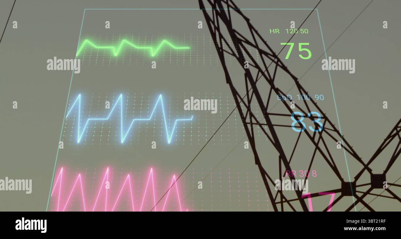 Stahlgitterturm projiziert holographische Wellenformen bei Sonnenaufgang, mit Messwerten für Vitalparameter, Stromleitungen Stockfoto