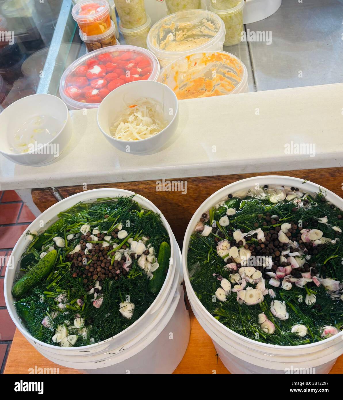 Ein Eimer mit frisch zubereiteten Gurken auf dem Halės Turgus Markt in Vilnius, Litauen. - Smartphone-aufgenommenes Stockfoto