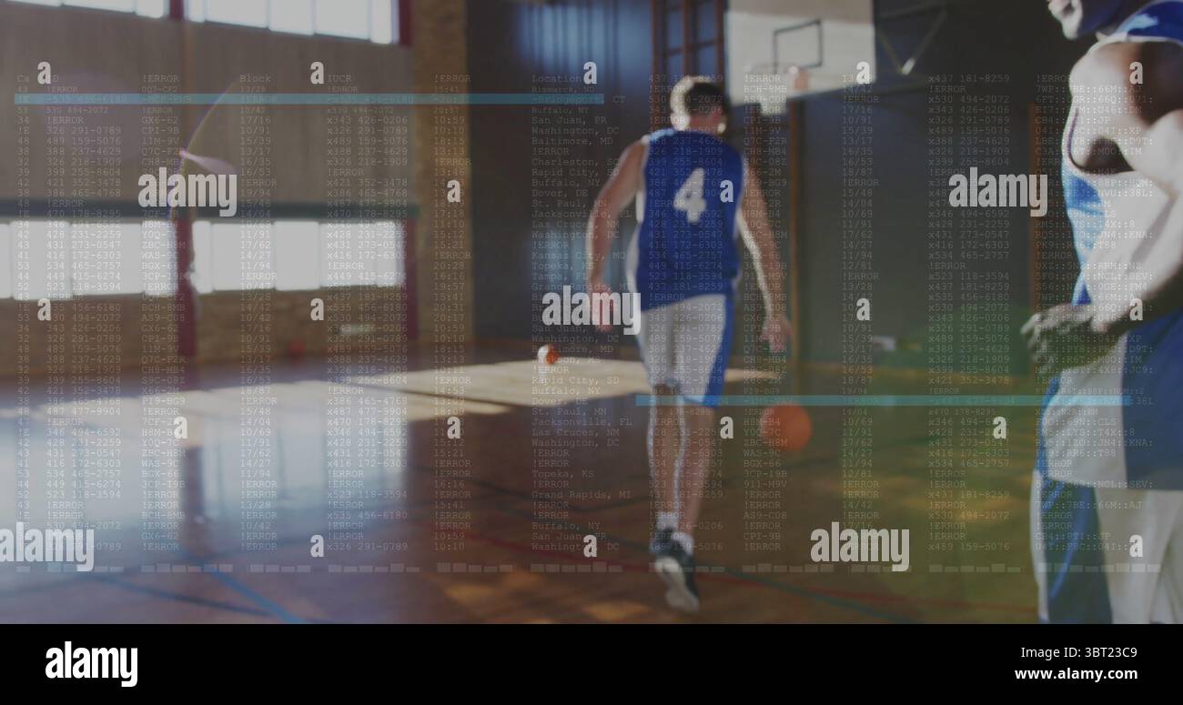 Der Basketballspieler trägt blau-weißes Trikot zum Basketballkorb in der Schule, mit Basketbälle Stockfoto