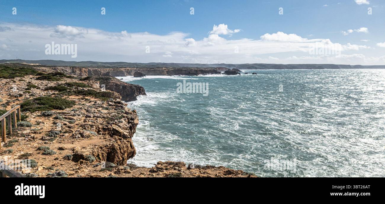 Meerblick und blauer Himmel, Pontal da Carrapateira in Aljezur, Algarve in Portugal. Stockfoto