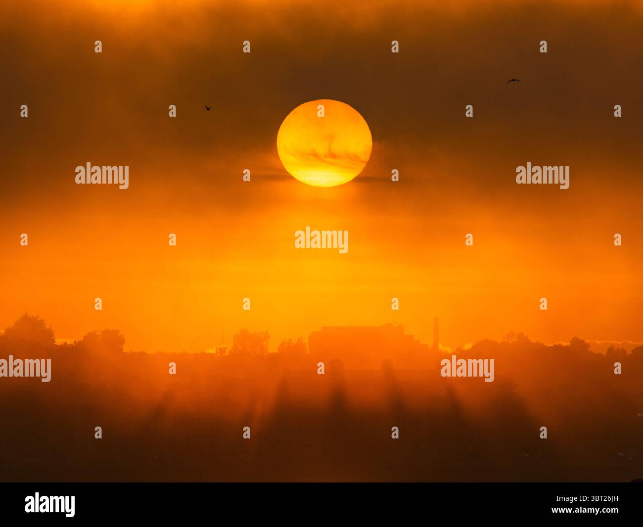 Nebeliger Sonnenuntergang am Clontarf Stockfoto