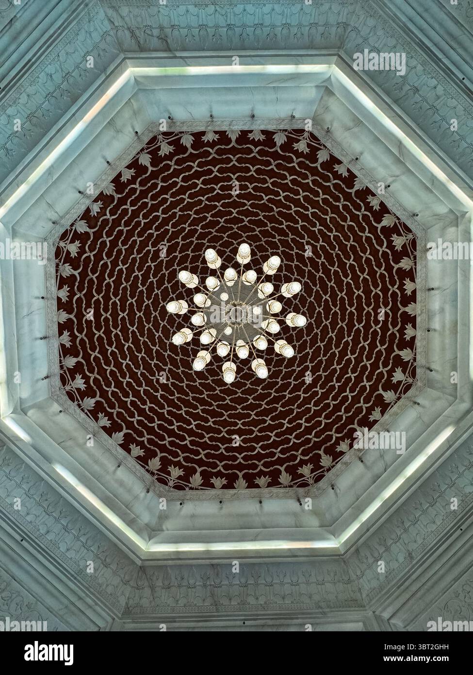 Wandgemälde und Gemälde an der Decke einer Moschee, persisch inspirierte Tapeten im Innendesign Stockfoto