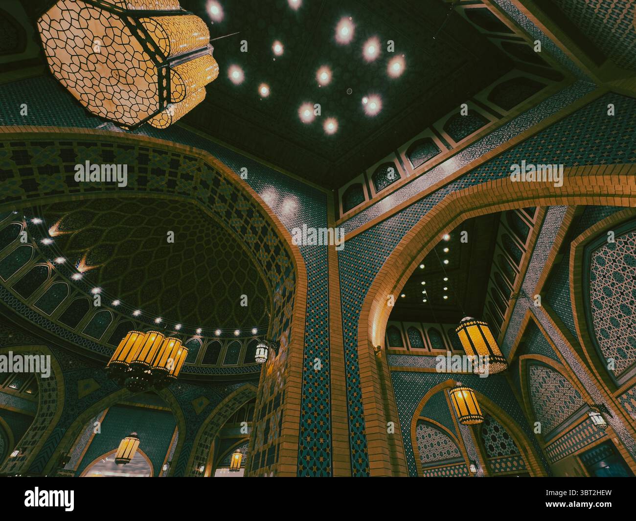 Dekorative Kuppel und Bögen in der Großen Moschee mit islamischer Kunst in Blau und Gold Stockfoto
