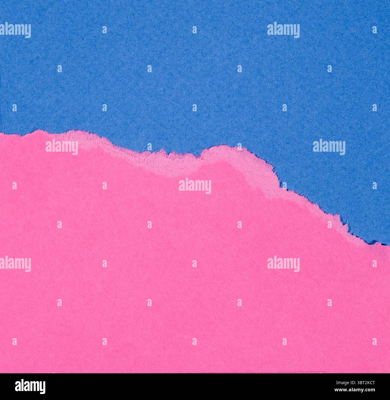 Abstrakte rosa und blau gerissene Papierstruktur Hintergrund minimale Farbzusammensetzung Stockfoto